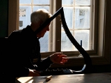 Hans Lefdal with a Sunnmøre harp (photo: NT)